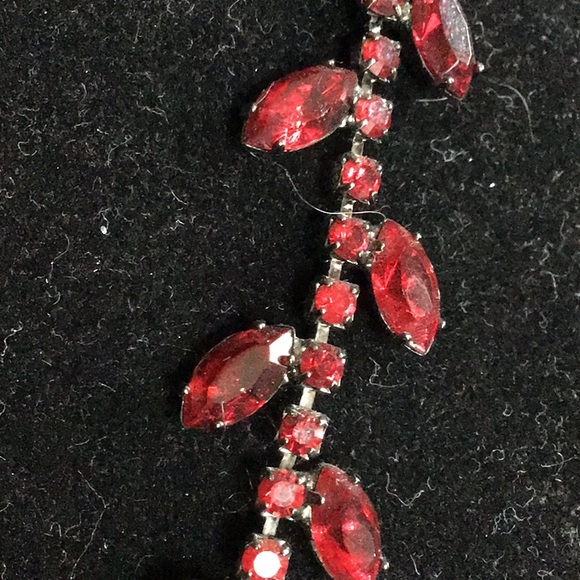 Red crystal on black - Picture 4 of 4